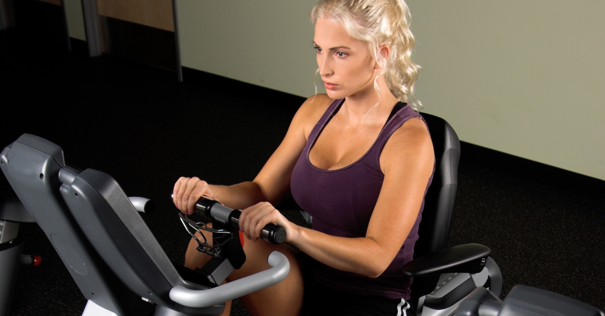 Sala luxuosa com bicicleta ergometrica horizontal moderna e design premium, integrando conforto e treino à decoração de home wellness.