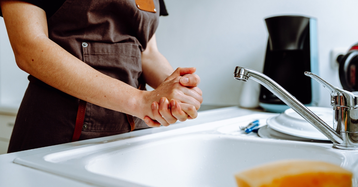 Calha úmida na cozinha em inox, escorredor embutido na bancada com acessórios, medidas de 45 a 105 cm, visual premium e funcional.