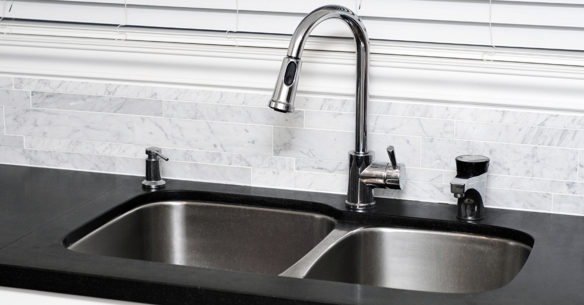 Calha úmida para pia em inox embutida na bancada, escorredor moderno com medidas de 45 a 105 cm, ideal para cozinhas premium e organizadas.