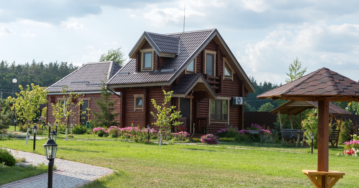 Casa de campo moderna com fachada minimalista, grandes janelas de vidro e integração com a natureza, design contemporâneo e aconchegante.