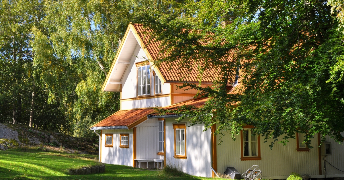 Casas de campo com varandas amplas e vista para a natureza, ideias de decoração e conforto para descanso no interior.