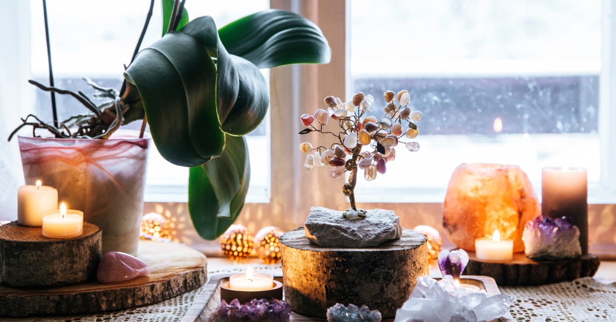 Ambiente festivo ilustrando um erro comum de decoração de ano novo que afasta dinheiro, contrastando com arranjos harmônicos aprovados pelo Feng Shui.