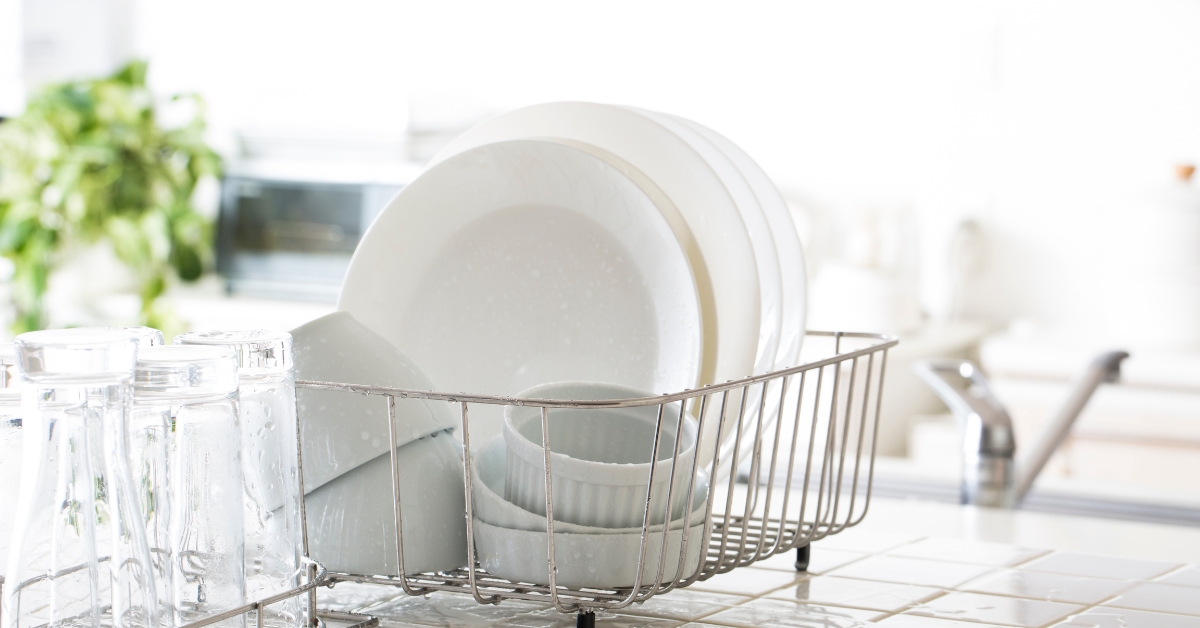 Escorredor de pratos inox Tramontina com design moderno sobre bancada de cozinha gourmet, garantindo organização e brilho livre de ferrugem.