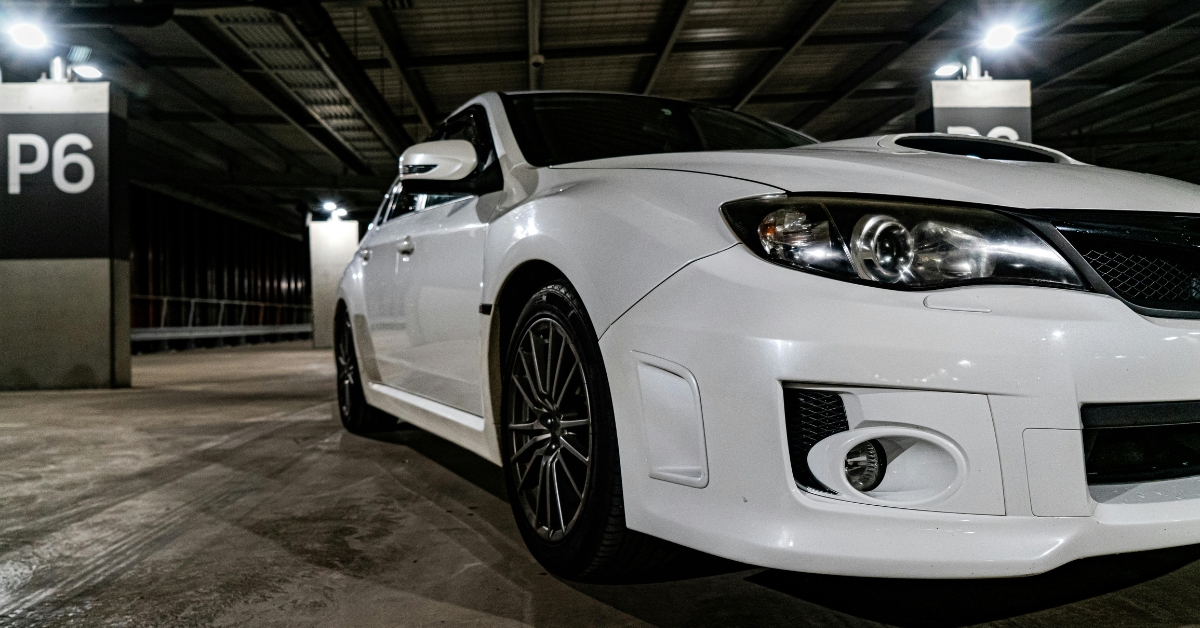 5 opções de pisos para garagem que combinam durabilidade e estilo, garantindo praticidade e beleza para seu espaço.