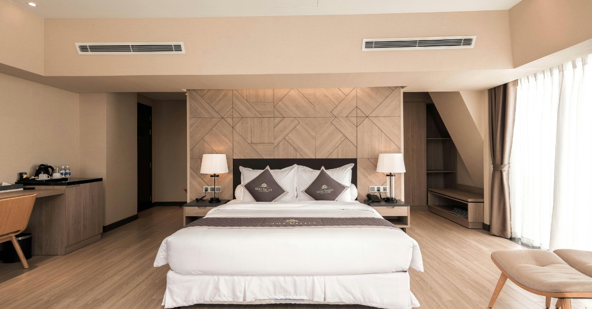 Descubra como a combinação de cabeceira casal com criado mudo está dominando as tendências de decoração para quartos modernos e estilosos.