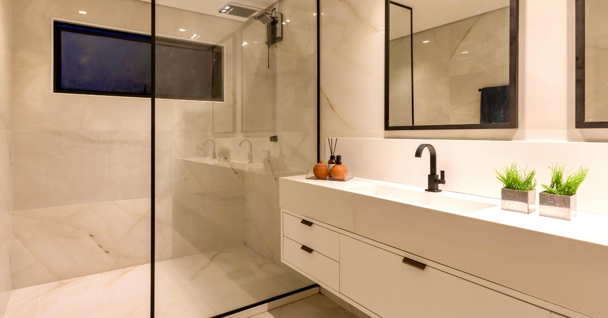 Nichos de sobrepor para banheiro em espaços pequenos, proporcionando organização e sofisticação na decoração.