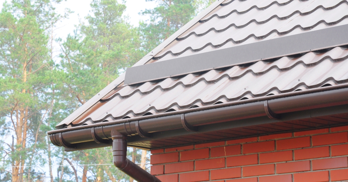 Telhado branco em fachada de casa moderna, reduzindo calor e consumo de energia, destacando arquitetura clean e sustentável.