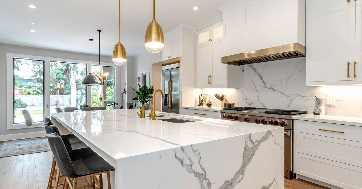 Balcão para ilha em cozinha planejada com granito preto, criando um espaço moderno, funcional e sofisticado.