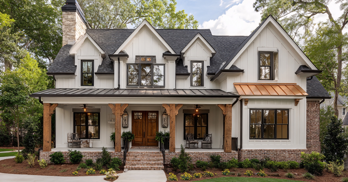 Sala de estar ampla com vigas de madeira expostas e mobiliário sofisticado, exemplificando uma casa de fazenda decorada com estilo e conforto.