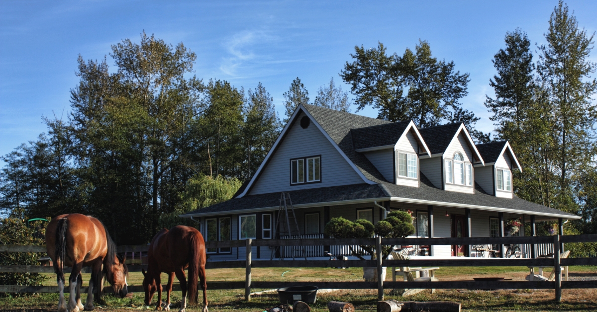 Casa de campo com varanda: um refúgio perfeito para a família, combinando design moderno e tranquilidade no campo.