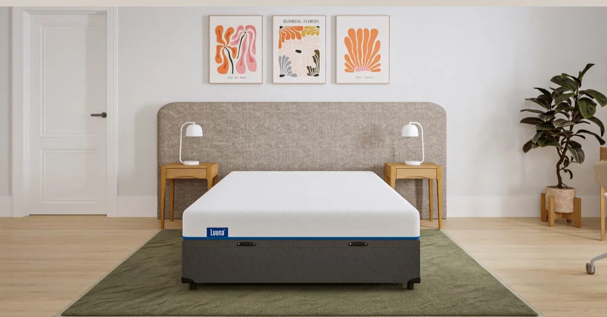 Detalhe do acabamento premium de um colchão casal ortopédico com Pillow Top alto, destacando a textura do tecido e suporte firme.