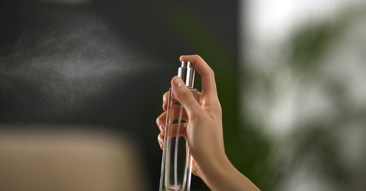 Pote de vidro decorativo com sal grosso e amaciante sobre mesa de centro, ilustrando a técnica de como deixar a casa perfumada 24 horas.