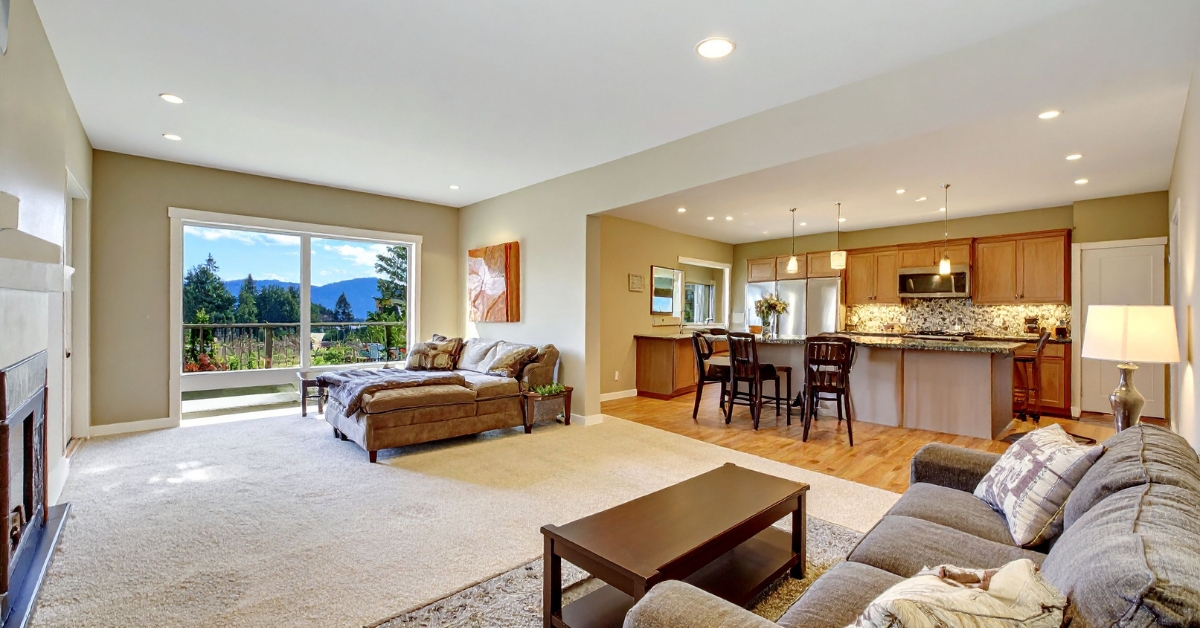 Cozinha pequena com ilha conjugada com sala de jantar, aproveitando o conceito aberto e soluções inteligentes de armazenamento e iluminação.