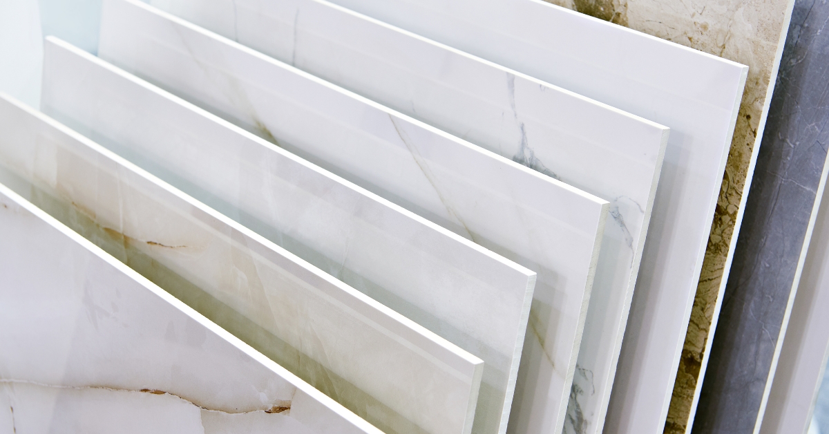 Sala de estar decorada exibindo um dos melhores tipos de porcelanato para pisos de 2026 com acabamento acetinado de alta resistência e decoração moderna.