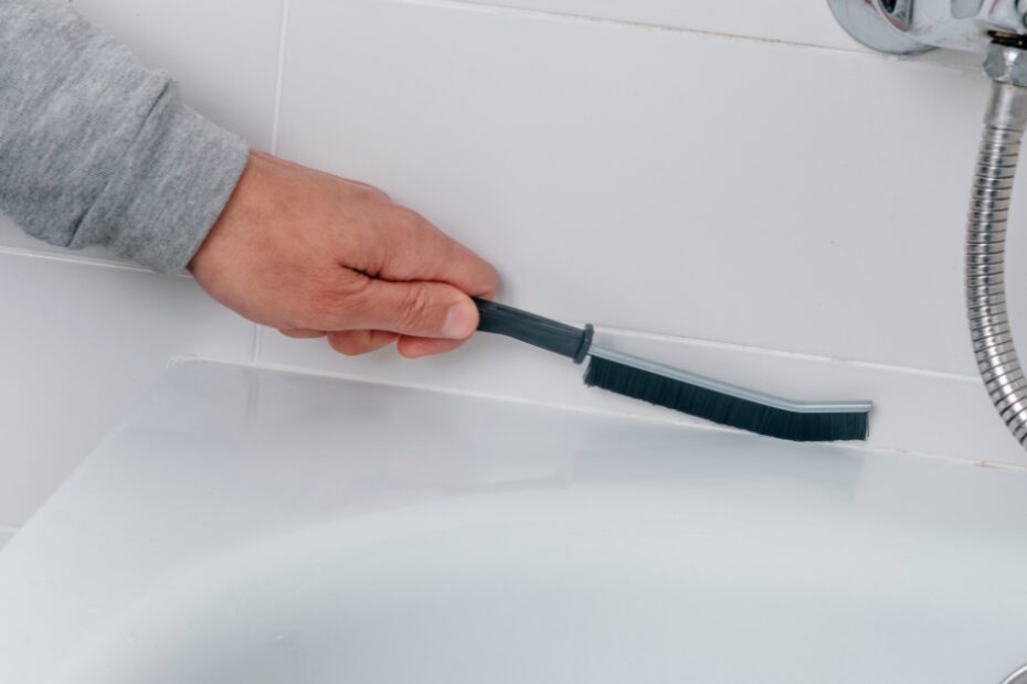 Banheiro moderno com revestimento impecável e brilhante, ilustrando o resultado final de como limpar rejunte de banheiro e remover o encardido.