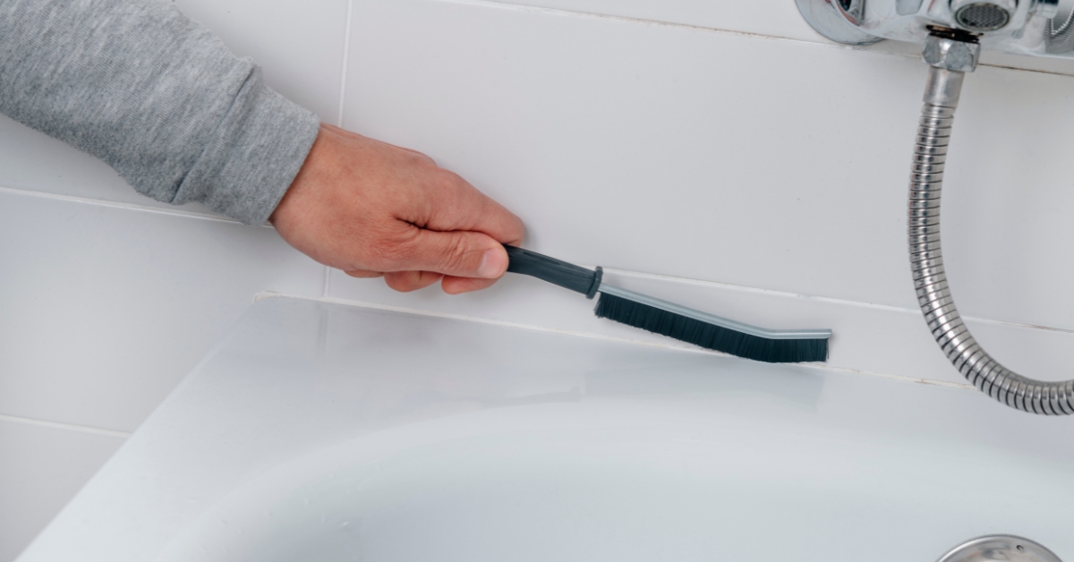 Banheiro moderno com revestimento impecável e brilhante, ilustrando o resultado final de como limpar rejunte de banheiro e remover o encardido.